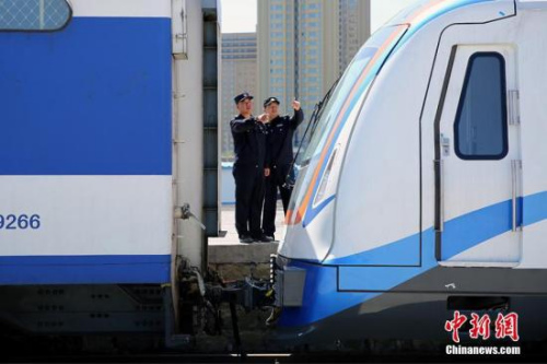 資料圖：從湖南運(yùn)往新疆的第一批十二輛地鐵車(chē)體抵達(dá)烏魯木齊市。據(jù)了解，烏魯木齊地鐵1號(hào)線是新疆首個(gè)地鐵項(xiàng)目，北段力爭(zhēng)在年底前試通車(chē)。李國(guó)賢 攝