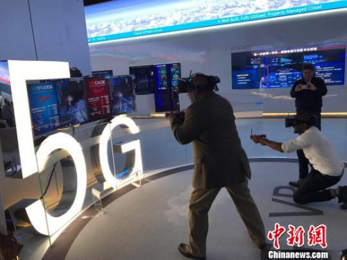 圖為拉美和加勒比國(guó)家記者在深圳華為公司體驗(yàn)“中國(guó)制造”最新技術(shù)和產(chǎn)品?！⌒ば?攝
