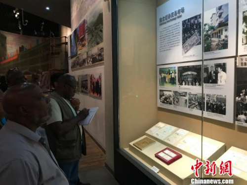 圖為拉美和加勒比國(guó)家記者在深圳博物館參觀改革開(kāi)放成就展?！⌒ば?攝