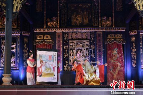 《粵劇》特種郵票首發(fā)儀式15日在佛山祖廟萬(wàn)福臺(tái)舉行 程景偉 攝 《粵劇》特種郵票首發(fā)儀式15日在佛山祖廟萬(wàn)福臺(tái)舉行 程景偉 攝