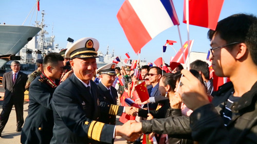 海軍少將王仲才問候前來歡迎編隊到訪法國的華僑華人、中資機構(gòu)企業(yè)、留學(xué)生代表。(《歐洲時報》/記者歐文 攝)