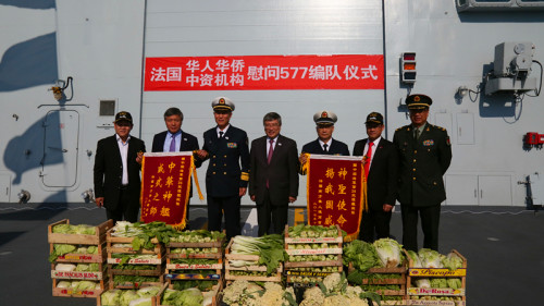 中國駐法大使館臨時代辦關(guān)鍵在歡迎海軍編隊儀式上，與王仲才少將(左三)、徐四清少將(右三)一起見證法國南方華人總商會會長李峰(右二)向中國海軍贈送物資。(《歐洲時報》/記者歐文 攝)