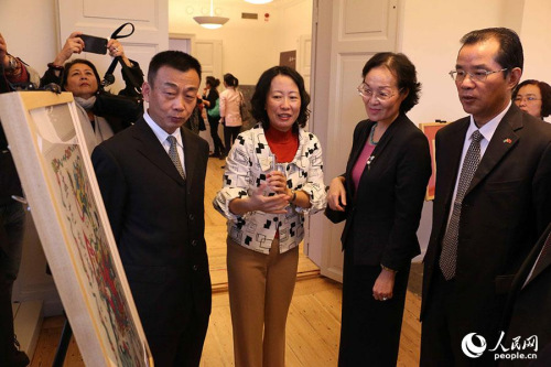 桂從友大使和夫人宋景麗女士參觀絲綢展覽。呂程 攝