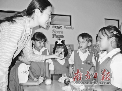 孔菁華在印尼用游戲的方式教印尼小朋友學(xué)中文。
