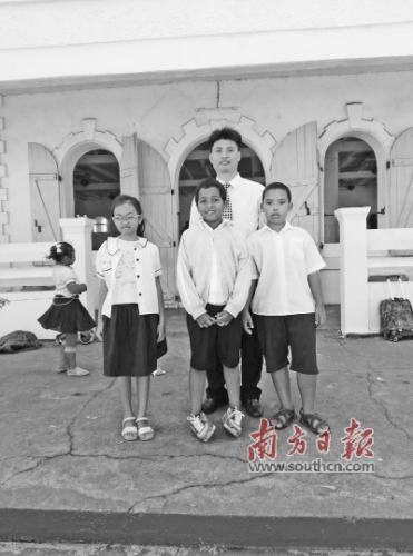 李朝軍與塔馬塔夫華僑學(xué)校的學(xué)生合影。