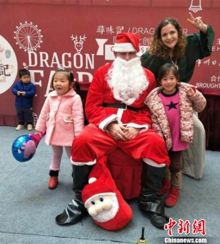 在常州Terrisa與圣誕老人合影。唐娟 攝