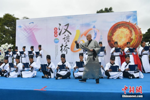 10月17日，漢語(yǔ)橋開(kāi)幕式上的文藝表演。當(dāng)日，以“學(xué)會(huì)中國(guó)話，朋友遍天下”為主題的第十屆“漢語(yǔ)橋”世界中學(xué)生中文比賽在昆明云南師范大學(xué)開(kāi)幕。據(jù)了解，本屆漢語(yǔ)橋有來(lái)自96個(gè)國(guó)家共計(jì)320名師生參加比賽。 <a target='_blank' >中新社</a>記者 任東 攝
