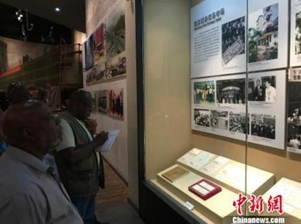 圖為拉美和加勒比國家記者在深圳博物館參觀改革開放成就展?！⌒ば?攝