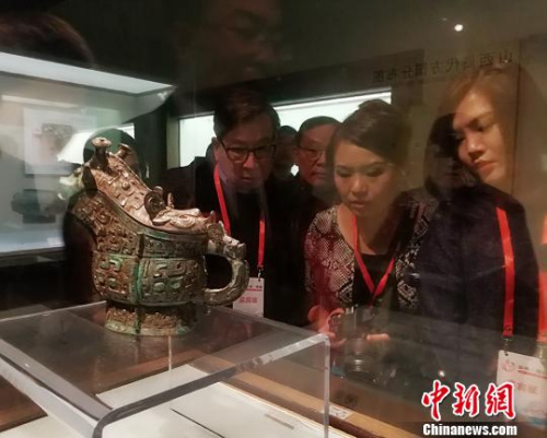 海外華校校董在山西博物院參觀?！罱苡?攝