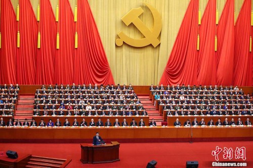10月18日上午，中國共產(chǎn)黨第十九次全國代表大會在北京人民大會堂開幕。習(xí)近平代表第十八屆中央委員會向大會作報告。 <a target='_blank' >中新社</a>記者 劉震 攝