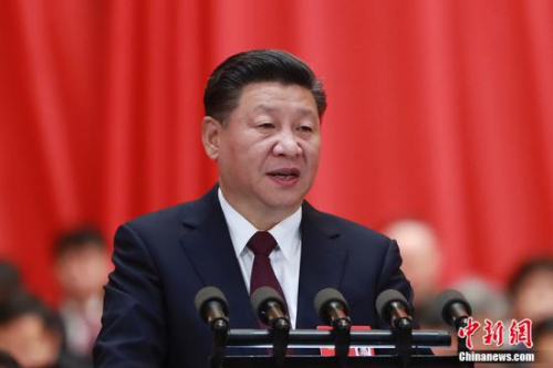 10月18日上午，中國(guó)共產(chǎn)黨第十九次全國(guó)代表大會(huì)在北京人民大會(huì)堂開幕。習(xí)近平代表第十八屆中央委員會(huì)向大會(huì)作報(bào)告。 <a target='_blank' >中新社</a>記者 盛佳鵬 攝