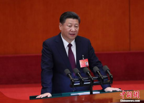10月18日上午，中國(guó)共產(chǎn)黨第十九次全國(guó)代表大會(huì)在北京人民大會(huì)堂開幕。習(xí)近平代表第十八屆中央委員會(huì)向大會(huì)作報(bào)告。 <a target='_blank' >中新社</a>記者 劉震 攝