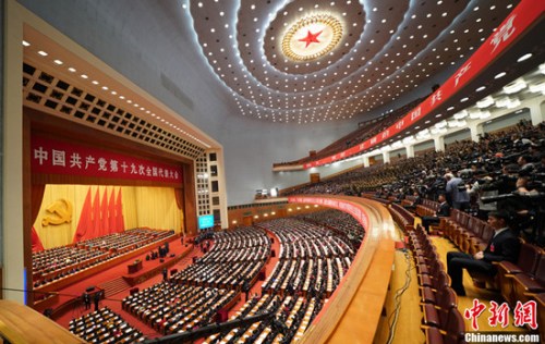 10月18日，中國(guó)共產(chǎn)黨第十九次全國(guó)代表大會(huì)在北京人民大會(huì)堂開幕。<a target='_blank' >中新社</a>記者 毛建軍 攝
