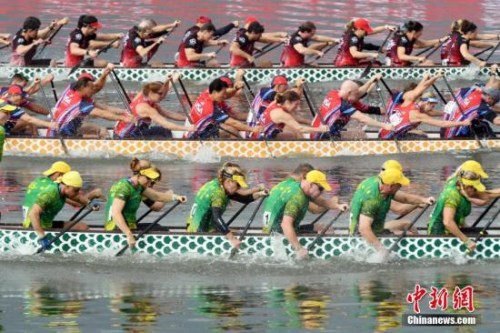 10月19日，國際龍舟聯(lián)合會第十三屆世界龍舟錦標(biāo)賽在昆明滇池水域激戰(zhàn)正酣，來自24個國家和地區(qū)代表隊的2500余名龍舟高手進(jìn)行激烈角逐。 <a target='_blank' >中新社</a>記者 李進(jìn)紅 攝