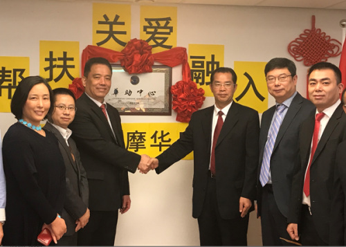 桂大使與在場(chǎng)的華人華僑代表合影留念 。張世謹(jǐn) 攝