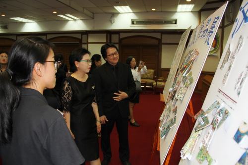 曼松德大學(xué)副校長威龍觀看學(xué)員作品展。