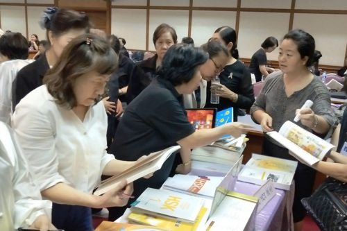 參訓(xùn)學(xué)員被書展吸引。
