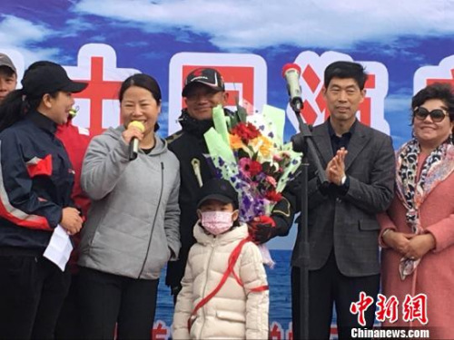 22日10時(shí)，航海探險(xiǎn)者楊建新駕駛“唐山號(hào)”龍骨帆船從渤海灣的唐山港祥云灣碼頭啟航，開(kāi)始了預(yù)計(jì)為期45天的環(huán)中國(guó)海航行。　白云水 攝