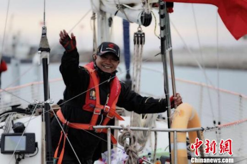 22日10時(shí)，航海探險(xiǎn)者楊建新駕駛“唐山號(hào)”龍骨帆船從渤海灣的唐山港祥云灣碼頭啟航，開(kāi)始了預(yù)計(jì)為期45天的環(huán)中國(guó)海航行?！“自扑?攝