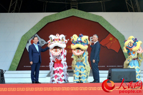 中國(guó)駐韓國(guó)大使邱國(guó)洪(右)與首爾市長(zhǎng)樸元淳一同執(zhí)筆為醒獅點(diǎn)睛。中國(guó)駐韓國(guó)大使邱國(guó)洪(右)與首爾市長(zhǎng)樸元淳一同執(zhí)筆為醒獅點(diǎn)睛。