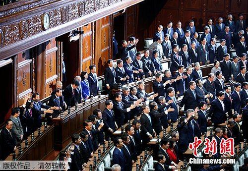 資料圖：當(dāng)?shù)貢r間2017年9月28日，日本首相安倍晉三宣布解散眾議院后，多名內(nèi)閣成員舉手歡呼。