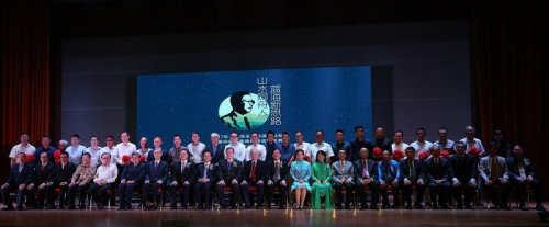 “馬來(lái)西亞陳嘉庚基金晚宴”暨“第四屆陳嘉庚精神獎(jiǎng)?lì)C獎(jiǎng)典禮”，有多達(dá)60幾個(gè)華團(tuán)參與，場(chǎng)面浩大，眾嘉賓現(xiàn)場(chǎng)來(lái)張大合照。（馬來(lái)西亞《星洲日?qǐng)?bào)》）