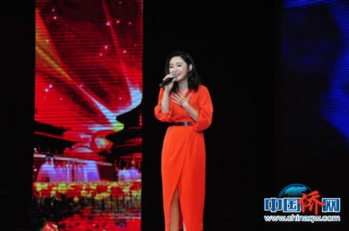 圖為空政歌舞團袁東方演唱歌曲《國家》 林浩 攝 圖為空政歌舞團袁東方演唱歌曲《國家》 林浩 攝