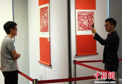該展共展出剪紙藝術(shù)作品120余幅，每幅作品都充滿了趣味性、故事性、哲理性，讓人意猶未盡。　記者劉可耕 攝