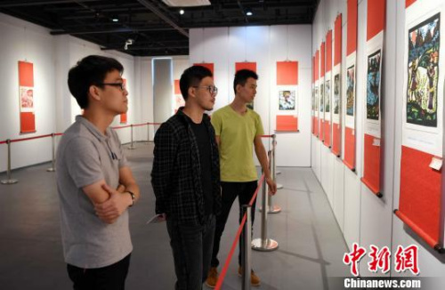中華民俗節(jié)日剪紙藝術(shù)作品展吸引觀眾眼球?！∮浾邉⒖筛?攝