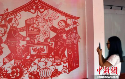 中華民俗節(jié)日剪紙藝術(shù)作品展吸睛?！∮浾邉⒖筛?攝