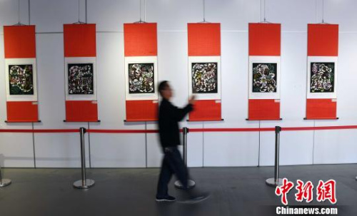 該展共展出剪紙藝術(shù)作品120余幅，每幅作品都充滿了趣味性、故事性、哲理性，讓人意猶未盡?！∮浾邉⒖筛?攝