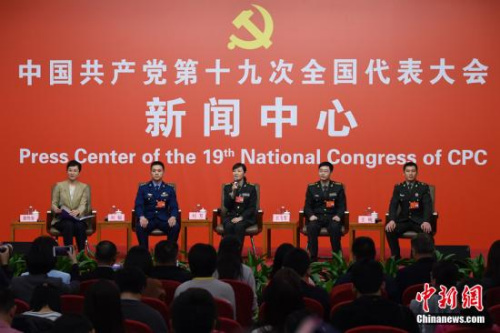 10月22日，中國共產(chǎn)黨十九大新聞中心在北京梅地亞中心舉行集體采訪，就“中國特色強(qiáng)軍之路邁出堅(jiān)定步伐”的主題邀請解放軍軍委國際軍事合作辦公室參謀劉芳(中)、陸軍第74集團(tuán)軍某合成旅兩棲裝甲突擊車車長王銳(右一)、空軍航空兵某團(tuán)團(tuán)長劉銳(左二)、國防科技大學(xué)電子科學(xué)學(xué)院教授王飛雪(右二)四名黨員代表接受采訪。<a target='_blank' >中新社</a>記者 侯宇 攝