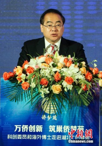 10月24日，以“萬僑創(chuàng)新，筑巢僑夢(mèng)苑”為主題的科創(chuàng)委員和海外博士走進(jìn)湖北僑夢(mèng)苑活動(dòng)在武漢開幕，來自17個(gè)國(guó)家的科創(chuàng)委員、海外博士和國(guó)內(nèi)代表約120余人參會(huì)。本次活動(dòng)內(nèi)容包括湖北“僑夢(mèng)苑”推介會(huì)、海外青年博士論壇、項(xiàng)目路演、華創(chuàng)學(xué)院研修、實(shí)地考察及“湖北僑夢(mèng)苑襄陽園區(qū)”成立等。圖為中國(guó)國(guó)務(wù)院僑務(wù)辦公室副主任郭軍在開幕式上致辭。<a target='_blank' >中新社</a>記者 張暢 攝