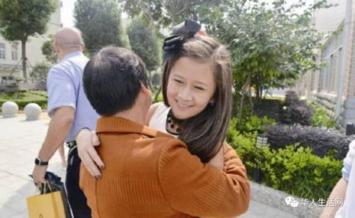 梁翠娥與程婕溫情擁抱。