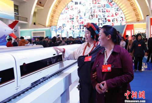資料圖：10月19日晚，參加中國共產(chǎn)黨第十九次全國代表大會的代表，在北京展覽館參觀“砥礪奮進的五年”大型成就展。 <a target='_blank' >中新社</a>記者 杜洋 攝