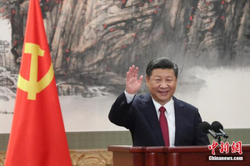 10月25日，剛剛在中共十九屆一中全會上當(dāng)選的中共中央總書記習(xí)近平和中央政治局常委李克強(qiáng)、栗戰(zhàn)書、汪洋、王滬寧、趙樂際、韓正在北京人民大會堂同采訪十九大的中外記者見面。<a target='_blank' >中新社</a>記者 盛佳鵬 攝