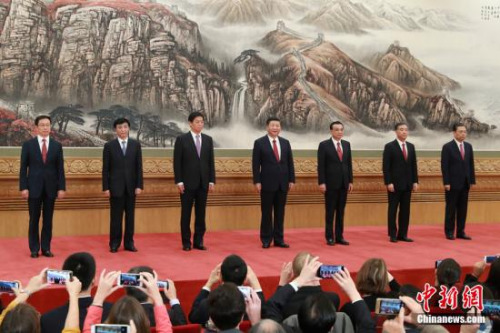 10月25日，在中共十九屆一中全會上當(dāng)選的中共中央總書記習(xí)近平和中央政治局常委李克強(qiáng)、栗戰(zhàn)書、汪洋、王滬寧、趙樂際、韓正在北京人民大會堂同中外記者見面。<a target='_blank' >中新社</a>記者 盛佳鵬 攝