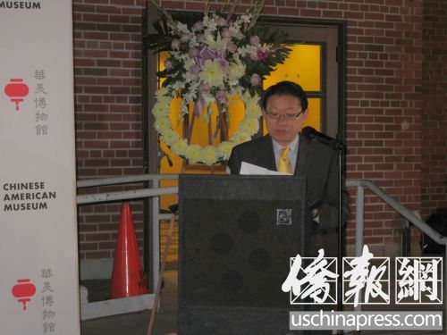 華美博物館人員、華人社區(qū)組織和僑界人士來到華美博物館前的“華埠大屠殺”紀念牌前獻花和三鞠躬，紀念牌提醒人們銘記這場悲劇。(圖片來源：僑報記者翁羽攝)