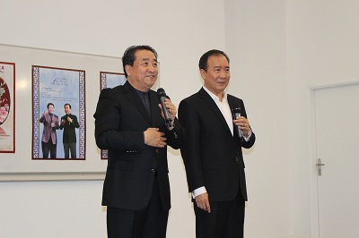 姜昆、戴志誠合說相聲《樂在其中》。