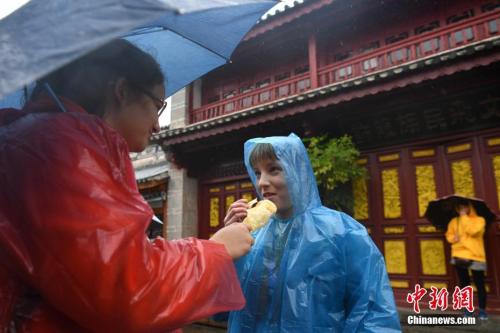 “漢語橋”選手體驗云南少數(shù)民族生活。 <a target='_blank' >中新社</a>記者 任東 攝