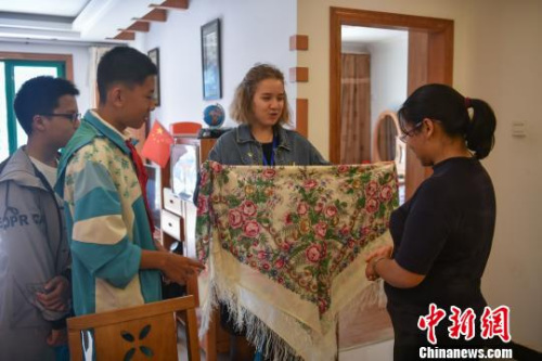 圖為參加“漢語橋”比賽的外國中學(xué)生走進中國家庭?！∪螙| 攝