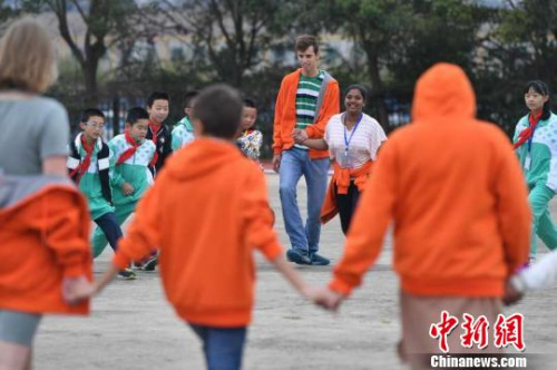 圖為參加“漢語橋”比賽的外國中學(xué)生在做游戲。　任東 攝