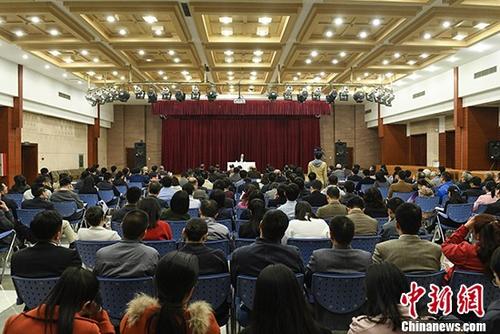 10月26日，國(guó)務(wù)院僑辦召開學(xué)習(xí)貫徹黨的十九大精神專題會(huì)議，黨組書記許又聲傳達(dá)十九大精神并提出學(xué)習(xí)貫徹要求。 <a target='_blank' >中新社</a>記者 崔楠 攝