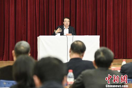 10月26日，國(guó)務(wù)院僑辦召開學(xué)習(xí)貫徹黨的十九大精神專題會(huì)議，黨組書記許又聲傳達(dá)十九大精神并提出學(xué)習(xí)貫徹要求。 <a target='_blank' >中新社</a>記者 崔楠 攝