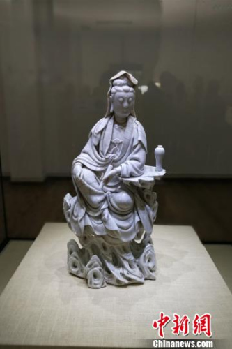 “何朝宗款”瓷塑作品《坐巖觀音》。　孫虹 攝