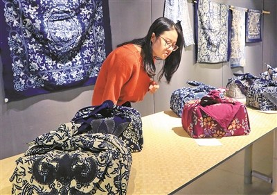 10月21日，觀眾正在參觀展示的“布上青花”。（周建平 攝）