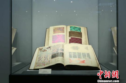 展品——法國(guó)絲綢樣本。　張昀蔚 攝