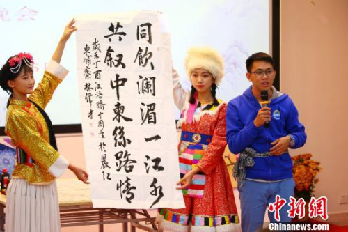 圖為營(yíng)員展示自己的書法作品?！⊥踽恕z