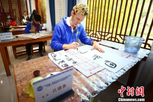 圖為營(yíng)員體驗(yàn)東巴字畫。　王崴　攝