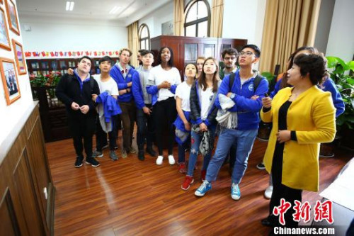 圖為營(yíng)員參觀云南大學(xué)“一帶一路”研究院?！⊥踽恕z